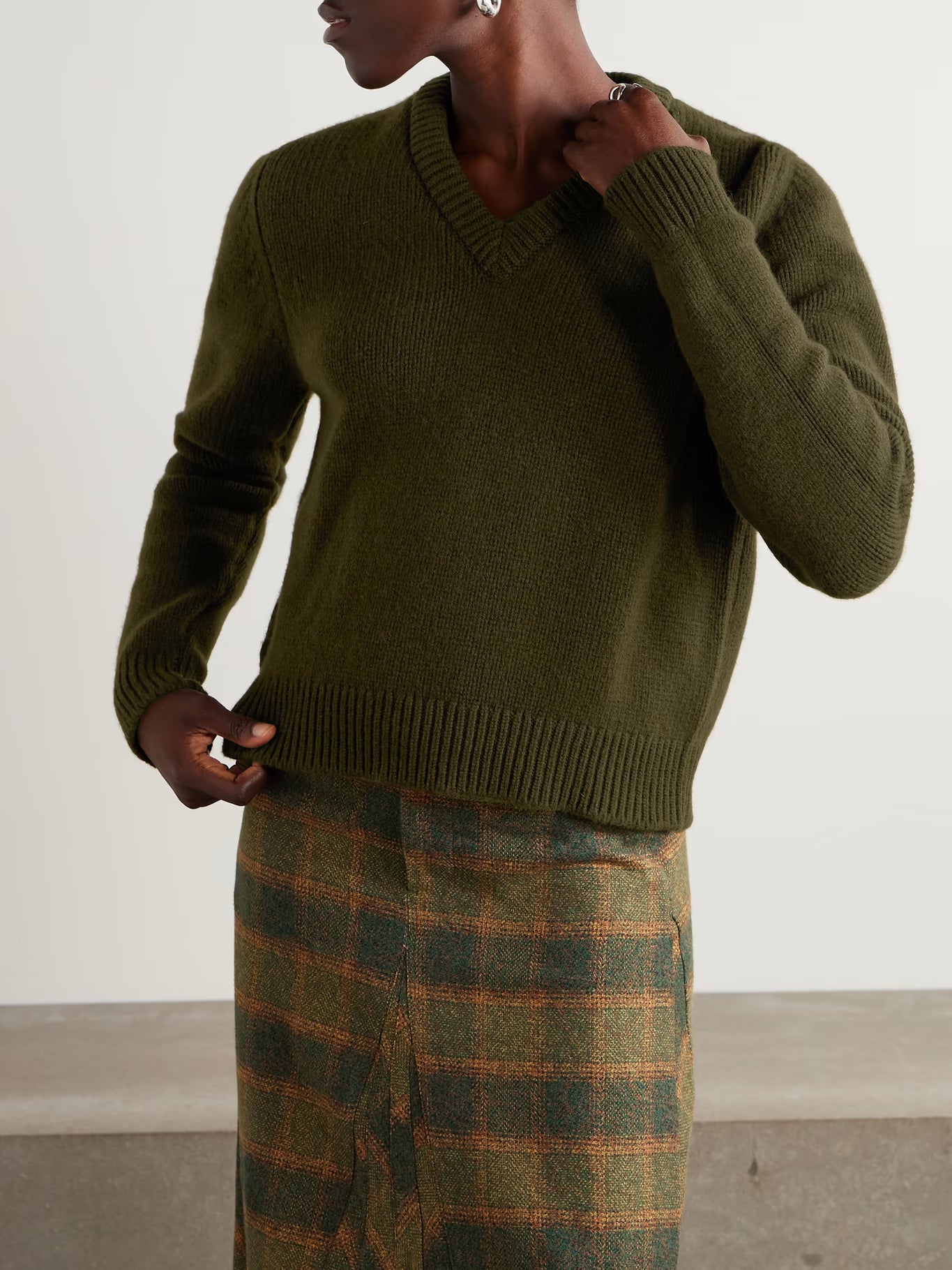 &Daughter Glenn V-Neck - Military Green