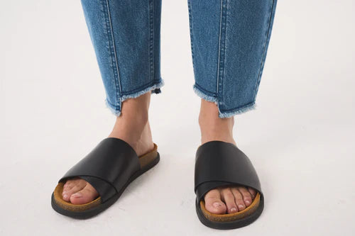 AKYN Slim Barrel Jeans - Midwash